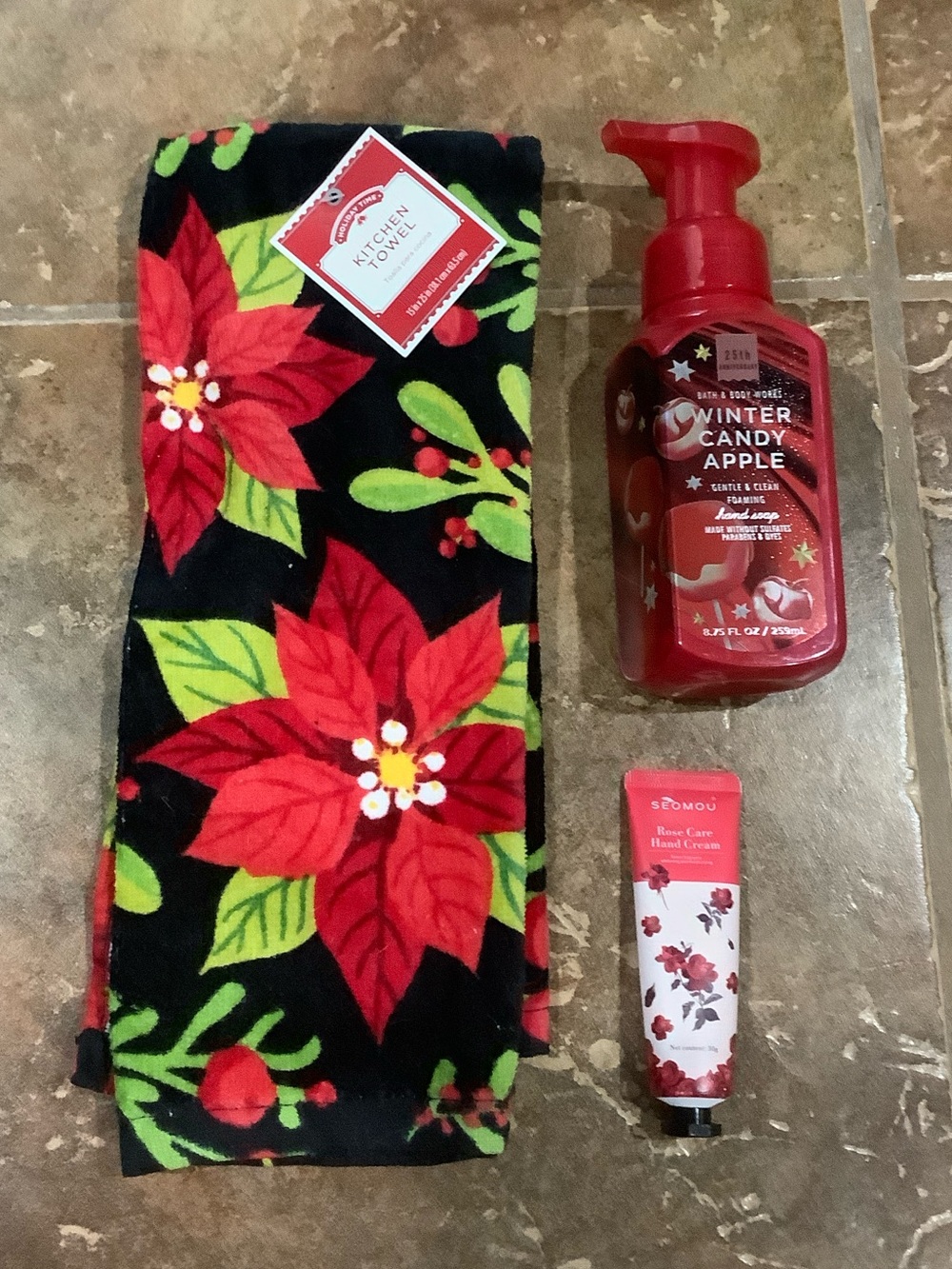 Bath & Body Works Winter Candy Apple Foaming Hand Soap & Red Holiday Towel Set